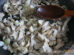 Запеканка из вермишели с курицей и грибами: Разогреть сковороду. Налить растительное масло. Выложить лук и грибы. Обжарить на среднем огне, помешивая, 10 минут.