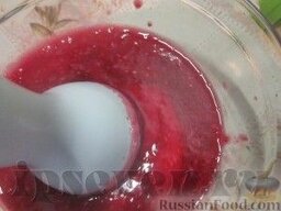 Фруктовый лёд: Затем ягодки перебиваем с помощью блендера в пышную ягодную кашицу.
