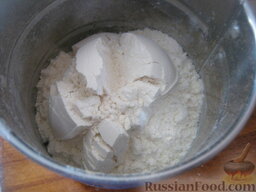 Домашние пельмени: Как приготовить пельмени домашние:    Сделать тесто для пельменей. Для этого сперва  просеять муку.