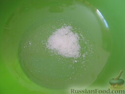 Домашние пельмени: Вскипятить чайник. В миску насыпать соль. Добавить 1 стакан кипятка.