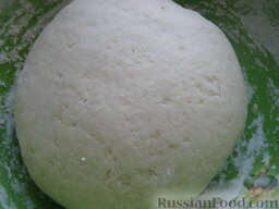 Домашние пельмени: Переложить тесто для пельменей на посыпанную мукой доску, хорошо обмять так, чтобы тесто не приставало к рукам. Тесто накрыть полотенцем. Дать постоять 20 минут.
