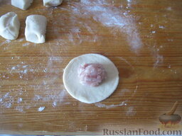 Домашние пельмени: Каждую колбаску разрезать на 15-16 кусочков. Каждый кусочек раскатать скалкой в кружок.