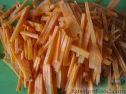Суп куриный с брокколи в мультиварке: Морковь почистить, помыть и нарезать соломкой.