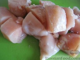 Куриные тефтели в томатно-сливочном соусе: Мясо помыть, нарезать не куски.
