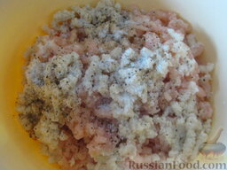 Куриные тефтели в томатно-сливочном соусе: Посолить, поперчить, добавить куриное яйцо. Хорошо перемешать.