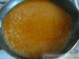 Куриные тефтели в томатно-сливочном соусе: Вскипятить чайник. В оставшемся растительном масле обжарить томатную пасту 1 минутку. Добавить 0,5 л кипятка. Посолить, поперчить.