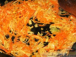Рассольник с гречкой: На разогретом масле спассировать лук, затем к нему добавить морковь и корни петрушки и сельдерея. Обжарить все вместе, помешивая, 4-5 минут.
