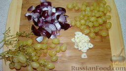 Курица с виноградом: Порезать крупно лук, пластинками чеснок, отделить ягоды винограда от грозди.