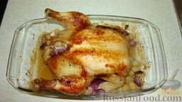 Курица с виноградом: Смазать курицу выделившимся соком и снова отправить в духовку.  Смазывать курицу через каждые 15-20 минут.