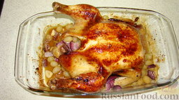 Курица с виноградом: Запекать курицу с виноградом приблизительно полтора часа. Чтобы кожица не подгорала, можно курицу накрыть фольгой.   Таким образом доводим курицу до готовности, не забываем смазывать курочку соком.  Когда сок из курицы будет вытекать прозрачный, тогда курица готова, если вытекает розовый с кровью, то сырая.  Готовую курицу и виноград выложить на блюдо, накрыть фольгой.