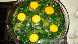 Запеканка со шпинатом и фаршем: Высыпать шпинат в жаропрочную форму, сделать ложкой углубления и вбить яйца.