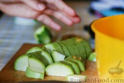 Овощное рагу в духовке: Как приготовить овощное рагу в духовке:    Все овощи и чеснок нужно крупно нарезать.
