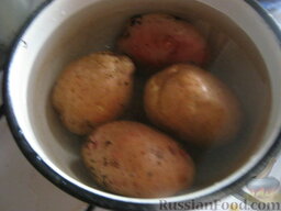 Винегрет с квашеной капустой: Как приготовить винегрет с квашеной капустой:    Картофель вымыть, залить водой, отварить в мундире до готовности (около 20 минут). Остудить.