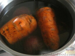Винегрет с квашеной капустой: Морковь и свеклу вымыть, залить водой, отварить в мундире до готовности (около 30-40 минут). Остудить.