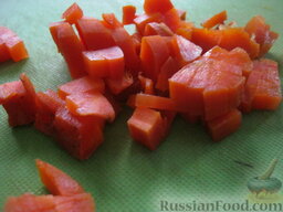 Винегрет с квашеной капустой: Морковь очистить и нарезать кубиками.