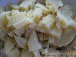 Винегрет с квашеной капустой: Картофель очистить и нарезать кубиками.