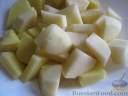 Суп постный гречневый: Картофель почистить, помыть и нарезать кубиками.