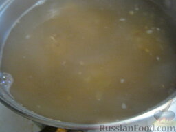 Суп постный гречневый: В кипяток опустить картофель и гречневую крупу. Варить 20 минут на среднем огне под крышкой.