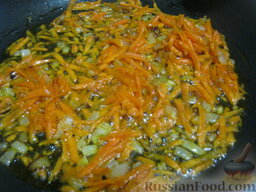 Суп постный гречневый: Разогреть сковороду. Налить растительное масло. Выложить лук и морковь. Тушить, помешивая, на среднем огне 3-5 минут.