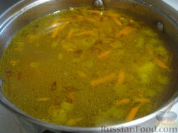 Суп постный гречневый: Выложить зажарку в суп. Посолить и поперчить, добавить лавровый лист. Варить гречневый суп постный на маленьком огне под крышкой 5-10 минут.
