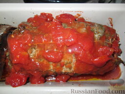 Запеченная свинина (Arrosto di maiale) с помидорами: Вынимаем мясо из духовки, выливаем на него помидоры в собственном соку, нарезанные кубиками. Помещаем обратно в духовку на 30-40 минут.