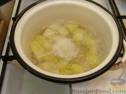 Ржаные вареники с картошкой и пряными травами: Как приготовить вареники с картошкой из ржаной муки:    Для начинки картошку очистить, отварить с добавлением 0,25 ч. ложки соли (20 минут после закипания).