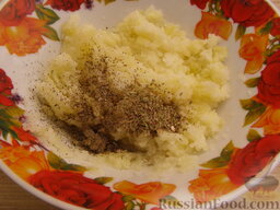 Ржаные вареники с картошкой и пряными травами: С готовой картошки слить воду. Картошку размять. Добавить черный перец и пряные травы.