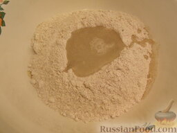 Ржаные вареники с картошкой и пряными травами: Приготовить тесто: Муку просеять. Влить воду. Добавить соль.