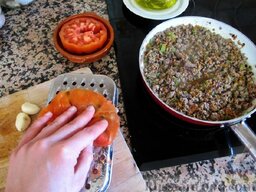 Домашняя лазанья.: Натереть помидор на крупной терке (для этого нужно разрезать его поперек и натереть мякотью вниз, а оставшуюся кожицу выбросить).