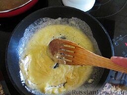 Домашняя лазанья.: Приготовить соус бешамель. Для этого растопить сливочное масло, обжарить на нем муку до золотистого цвета, постоянно помешивая лопаточкой.