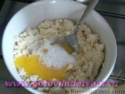 Творожный пудинг  "Зайчонок".: Яйцо разделить на белок и желток. Творог смешать с яичным желтком, тушеной морковью и сахаром, добавить панировочные сухари. Все хорошо размешать