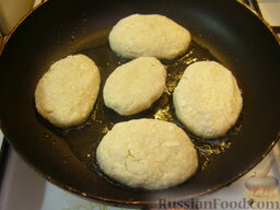 Сырники с яблочным пюре: На сковороде разогреть растительное масло.  Выложить сырники и жарить их на среднем огне 5 минут.