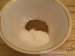 Скумбрия в майонезе: Смешать соль и черный перец.