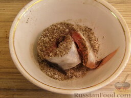 Скумбрия в майонезе: Каждый кусочек рыбы обмакнуть в смесь соли и перца.