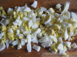 Салат из крабовых палочек с яблоками и сухариками: Вареные яйца очистить и нарезать кубиками.