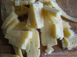 Салат из крабовых палочек с яблоками и сухариками: Сыр нарезать соломкой.