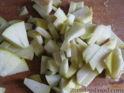 Салат из крабовых палочек с яблоками и сухариками: Яблоки вымыть, вырезать сердцевину и нарезать кубиками или соломкой. Сбрызнуть  лимонным соком (чтобы яблоки не потемнели).