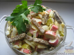 Салат из крабовых палочек с яблоками и сухариками: Салат с крабовыми палочками готов.  Приятного аппетита!