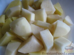 Красный борщ из говядины: Картофель почистить, помыть и нарезать не мелкими кубиками.