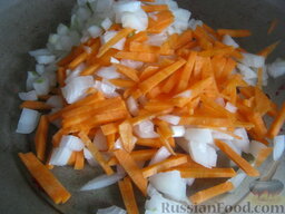Красный борщ из говядины: Почистить и помыть лук и морковь. Лук мелко нарезать кубиками. Морковь натереть на крупной терке.