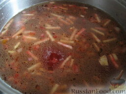 Красный борщ из говядины: Вынуть мясо из бульона, нарезать кусочками. В кастрюлю с бульоном добавить свеклу, половину моркови и лука. Варить 5-7 минут.