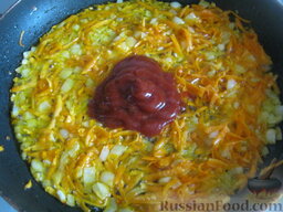 Красный борщ из говядины: Разогреть сковороду. Налить растительное масло. Выложить вторую половину лука и моркови. Обжаривать  на среднем огне, помешивая, 3-4 минуты. Затем добавить томат.