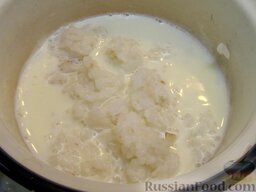 Каша рисовая молочная с бананом: Добавить рис (или молоко вылить в рис), перемешать, варить молочную рисовую кашу на слабом огне 7-10 минут.