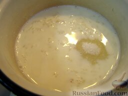Каша рисовая молочная с бананом: Добавить в молочную рисовую кашу сахар.