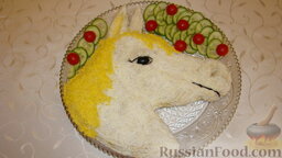 Салат "Лошадь": По краям блюда выложить кружочки огурца и половинки помидорок черри.  Салат 