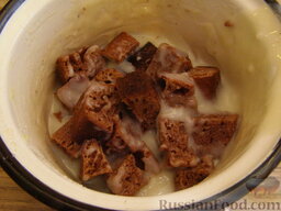 Шоколадный торт "Панчо" на кефире: Нарезанные выложить в крем. Перемешать и оставить на 10 минут.