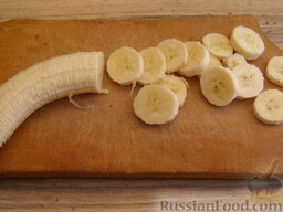 Шоколадный торт "Панчо" на кефире: Бананы очистить нарезать пластинками желаемой толщины (у меня 2-3 мм).