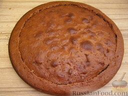 Шоколадный торт "Панчо" на кефире: Корж вынуть из формы, обрезать до нужного размера (18-20 см в диаметре).