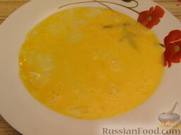 Бризоль - омлет с фаршем: Яйцо взбить и вылить в широкую плоскую тарелку.