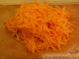 Плов с гребешками: Морковь очистить, вымыть и натереть на крупной терке.